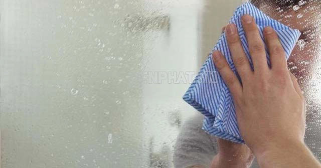 Những lưu ý khi vệ sinh kính phòng tắm bị mờ