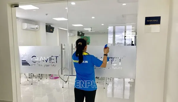 cách lau cửa kính cường lực
