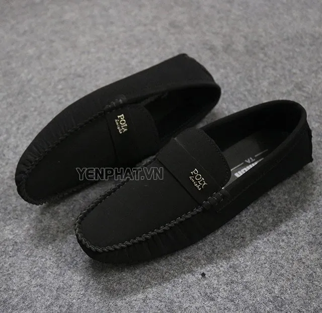 Với vết bùn đất, chỉ phơi khô giày và cậy bùn đất ra là được