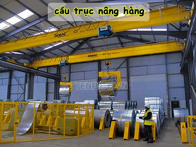 Cầu trục giúp nâng các hàng hóa nặng