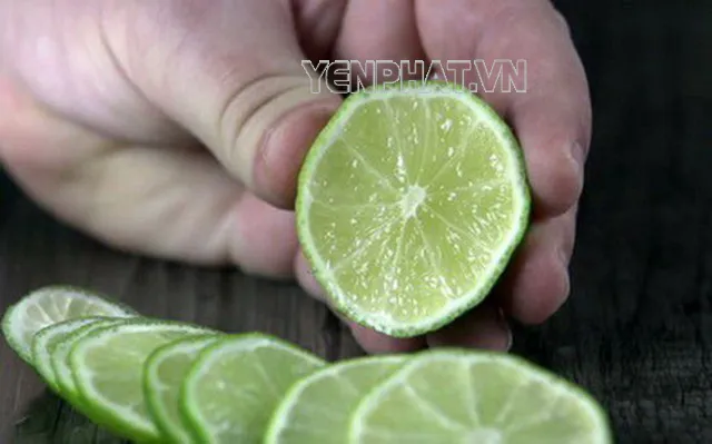 Chanh tươi có tính axit tác dụng làm sạch cao