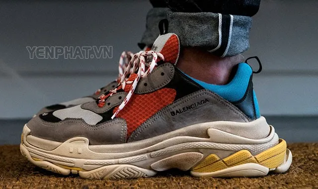 Mỗi loại chất liệu giày sneaker sẽ có cách làm sạch khác nhau
