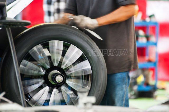 Cân bằng động bánh xe với máy cân bằng lốp Tecom TC-1600