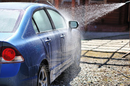 Rửa xe bằng nước giếng khoan gây hại gì cho xe?
