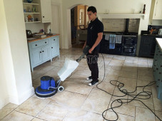 Cách tẩy sàn nhà sạch bóng dễ thực hiện tại nhà