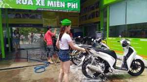 Trải lòng với nghề rửa xe máy