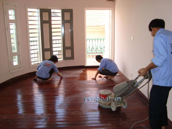 Sử dụng máy đánh bóng sàn và vệ sinh sàn gỗ thế nào cho đúng?