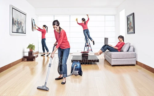 Hút bụi sàn thường xuyên để tránh làm trầy xước mặt sàn gỗ, sàn gạch