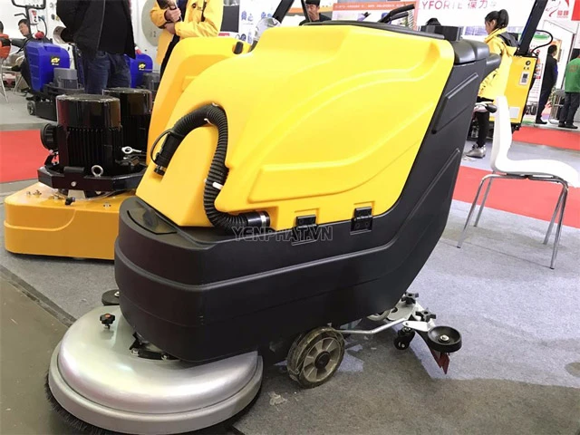 Máy chà sàn C5 trong một buổi triển lãm công nghệ