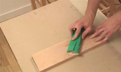 Chà nhám xử lý bề mặt gỗ trước khi bả bột