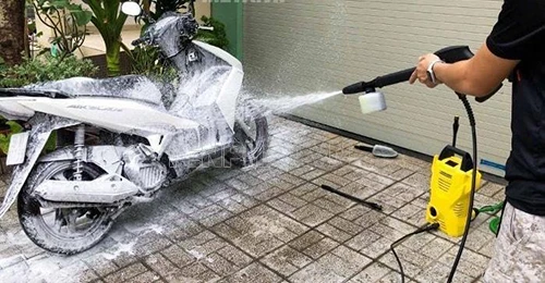 Nên rửa xe bằng những dung dịch tạo bọt tuyết có tính tẩy sạch hiệu quả hơn