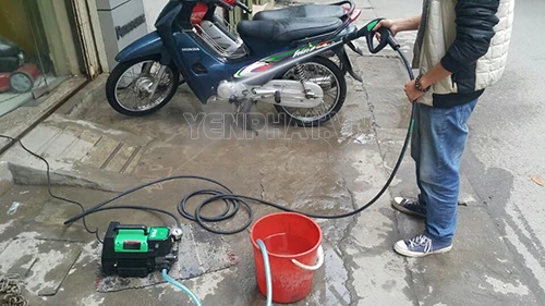 Làm ướt xe trước khi thực hiện phun dung dịch, hóa chất tẩy rửa