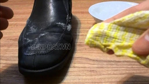khắc phục vết dạn nứt trên giày