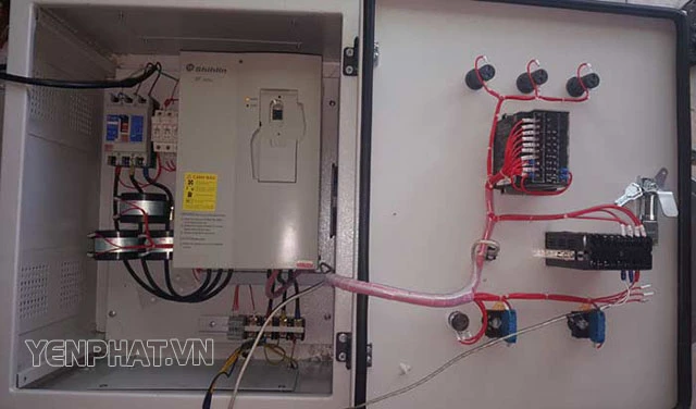 Biến tần giúp tăng/giảm tốc độ motor quạt sao cho phù hợp để duy trì nhiệt độ nước theo yêu cầu