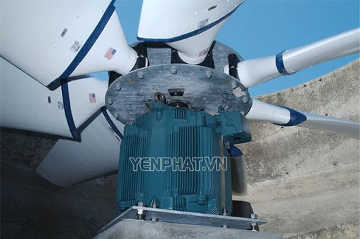 Motor của cánh quạt làm mát có thể chạy 2 pha hoặc 2 pha