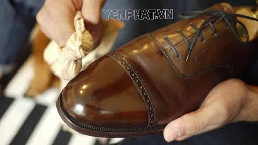 vệ sinh giày da đún cách nhất