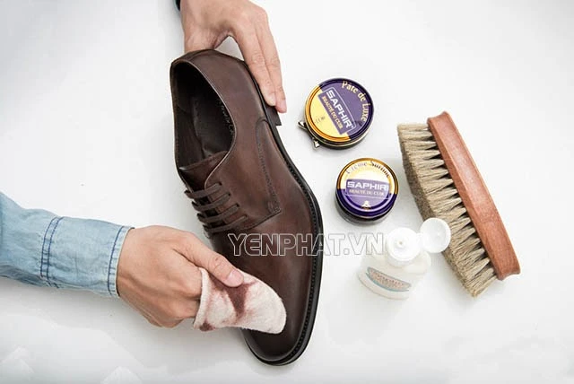 vệ sinh giày da đúng cách