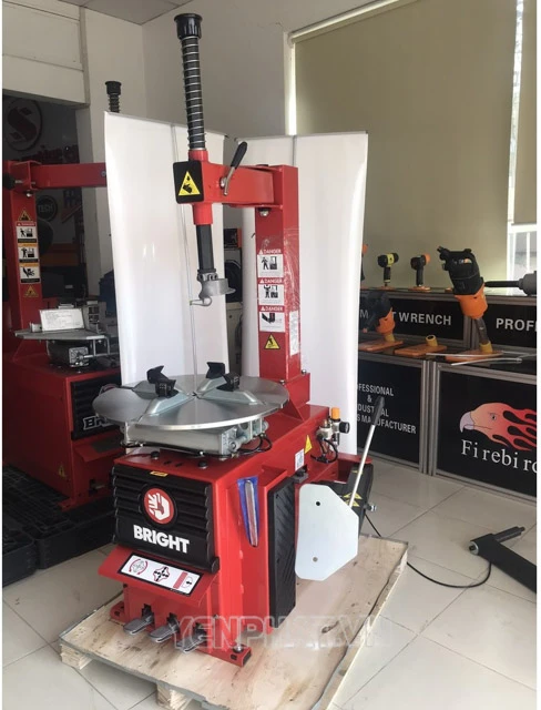 Máy ra vào lốp xe Bright