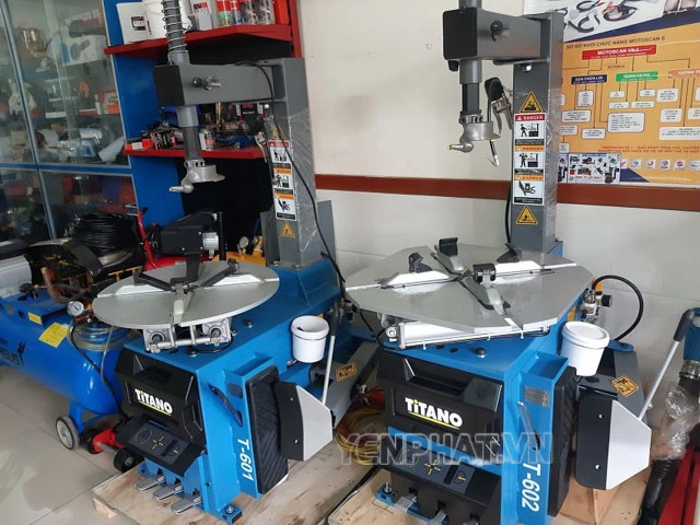 Máy ra vào lốp xe Titano