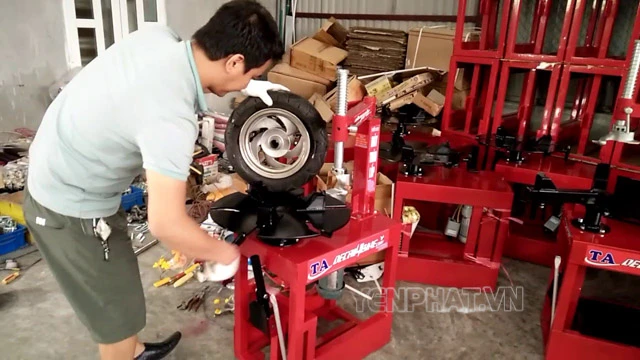 Có nên mua máy ra vào lốp xe máy tự chế hay không?
