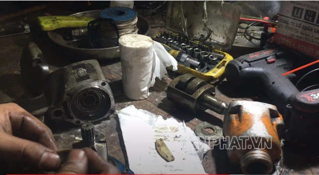 Tháo đầu vặn và tiến hành tra dầu để súng khỏi kẹt