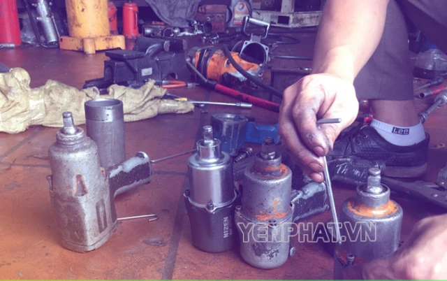 Hãy tháo ra kiểm tra lò xo và van bi