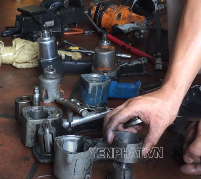 Kiểm tra lá gió và bộ phận nén khí trong súng