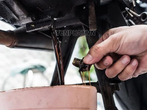 [Góc giải đáp] Nên lựa chọn thay dầu bằng máy hút hay xả đáy
