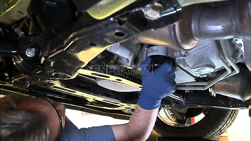 thay dầu bằng cách xả đáy