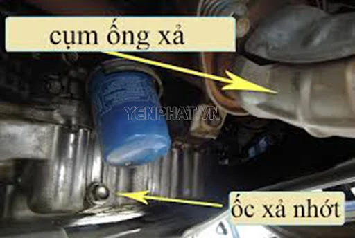 nên thay dầu bằng máy hút hay xả đáy
