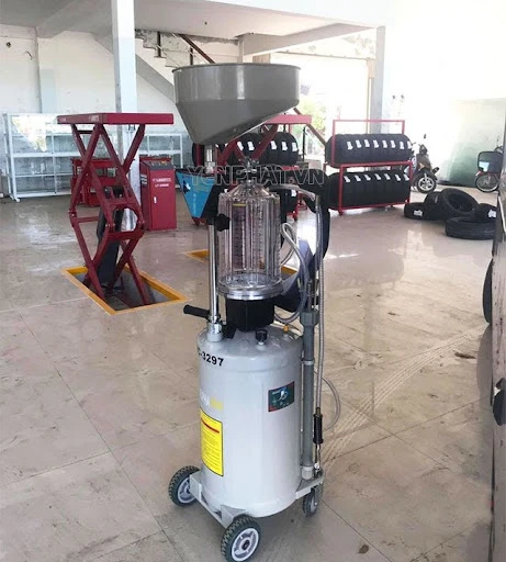 thay dầu bằng máy hút hay xả đáy