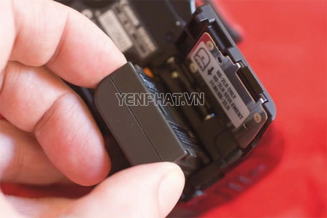 Tháo PIN khỏi máy ảnh để bảo quản PIN tốt hơn