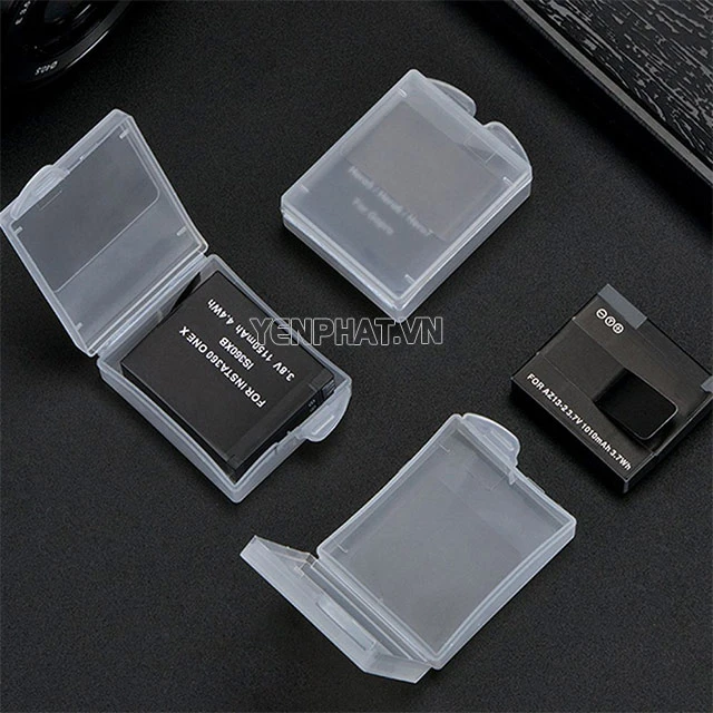 sử dụng hộp chuyên dụng để bảo quản pin máy ảnh