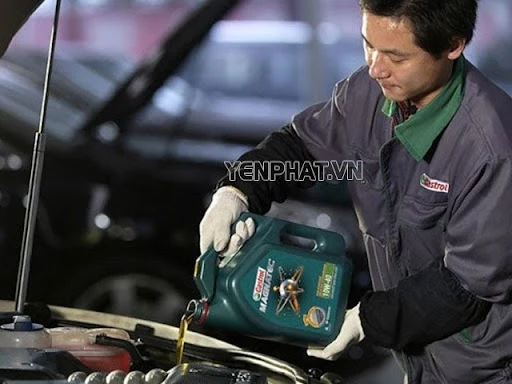 Thay nhớt ô tô bao nhiêu tiền? Các yếu tố ảnh hưởng đến giá thay dầu ô tô