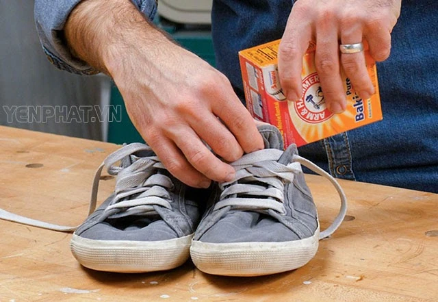 Tuyệt chiêu loại bỏ mùi hôi giày bằng muối nở