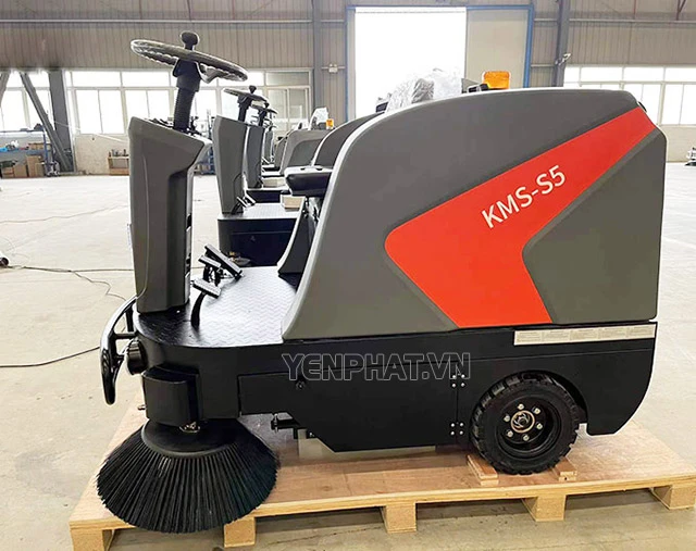 Xe quét rác ngồi lái Kumisai KMS-S5 làm sạch nhanh