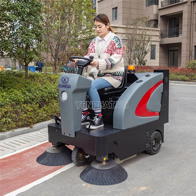 xe quét rác nhà xưởng Kumisai KMS-1350E dễ dàng điều khiển mà không gặp bất cứ khó khăn nào