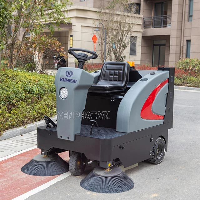 xe quét rác nhà xưởng Kumisai KMS-1350E với các chổi quét giúp làm sạch bề mặt nhanh chóng