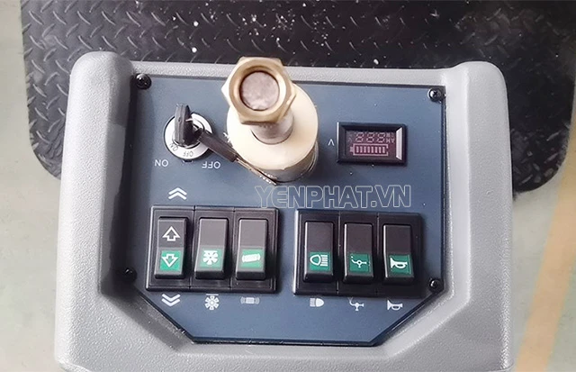 Bảng điều khiển với các nút rõ ràng, thuận tiện khi thao tác vận hành