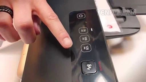 Thao tác vận hành đơn giản với các nút điều khiển trên máy