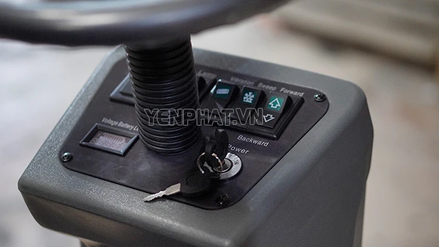 Khoá khởi động thiết kế ngay dưới tay lái