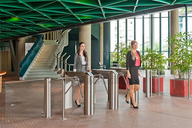 Hình ảnh cổng barrier tự động 3 càng - Tripod Turnstile được dùng trong các tòa nhà hiện đại