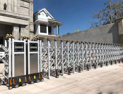 cửa cổng xếp giá rẻ - Điện Máy Yên Phát