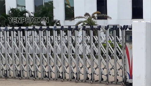 Tác dụng lực để đóng mở cổng xếp thủ công khi mất điện