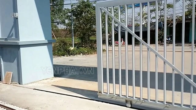 Cổng sắt lùa vẫn được nhiều nhà máy xí nghiệp vừa và nhỏ hiện nay sử dụng