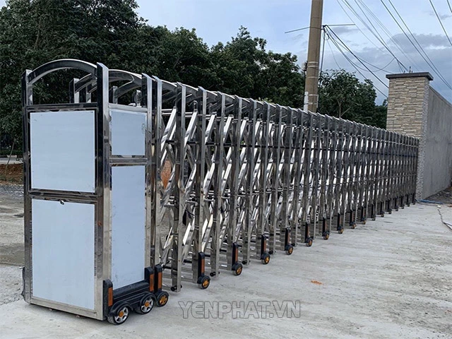 Cổng xếp inox tự động được lắp đặt tại cổng doanh nghiệp, cơ quan