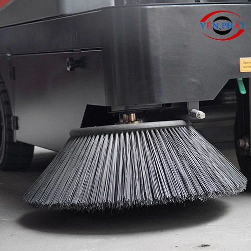 Chổi bên xe quét rác ngồi lái Kumisai KMS 1350E 2