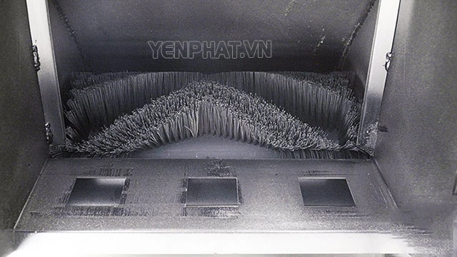 Chổi chính xe quét rác Kumisai KMS 1800E được trang bị động cơ mạnh mẽ