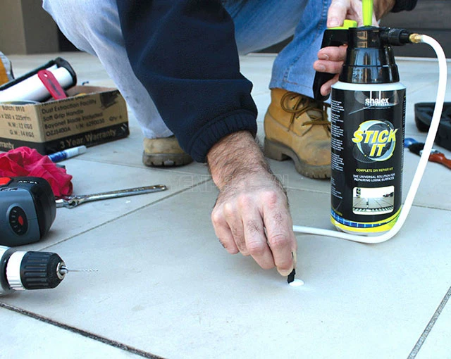 Sử dụng hóa chất để xử lý gạch lát nền