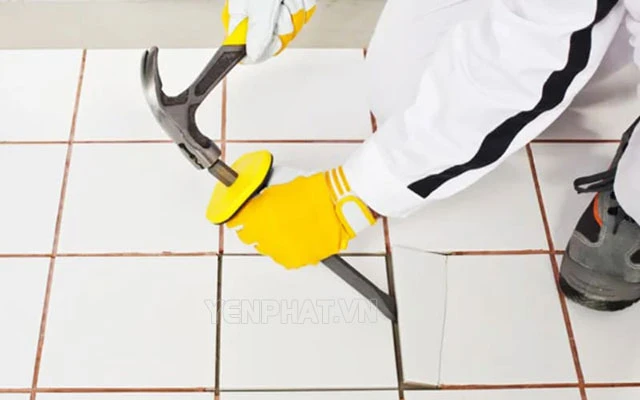 Đục toàn bộ vị trí của viên gạch bị phồng rộp